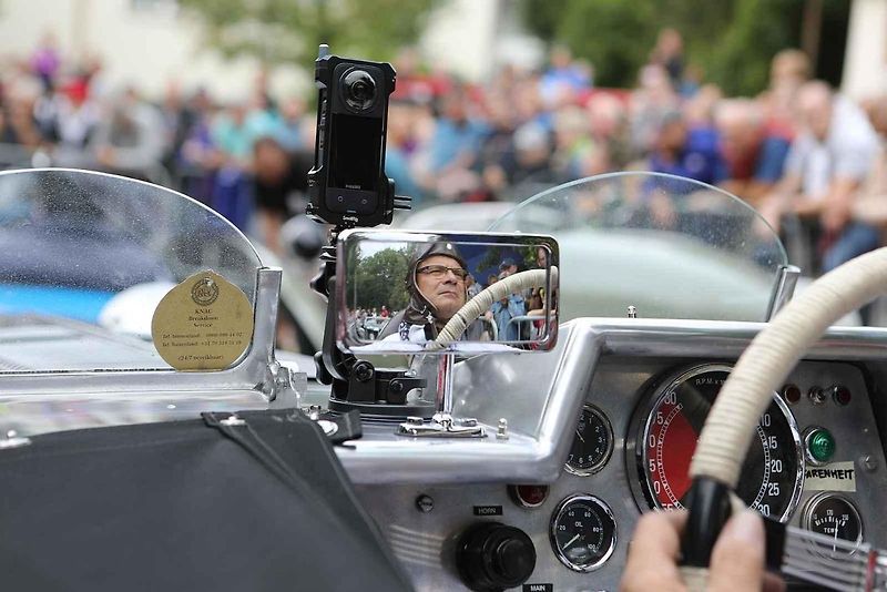 Na akci Jízda do vrchu a výstava historických vozidel se představilo na tři sta automobilů a motocyklů.