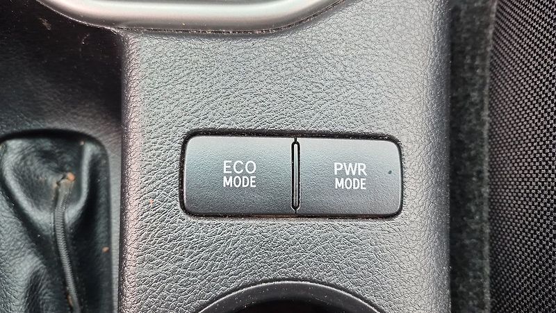 Toyota Hilux Active  2.4L Diesel 6M/T 4x4 - fotka 21 z 23