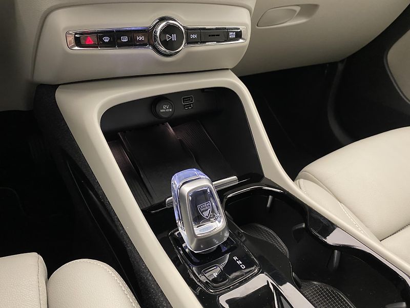 Volvo XC40 D4 AWD INSCRIPTION REZERVACE - fotka 26 z 44