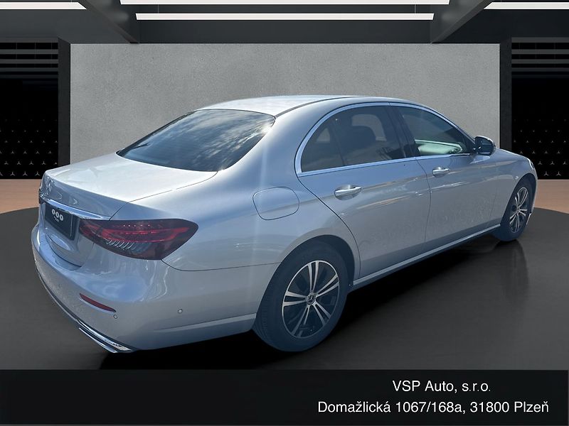 Mercedes-Benz Třídy E AVANTGARDE 220d 4MATIC - fotka 5 z 21