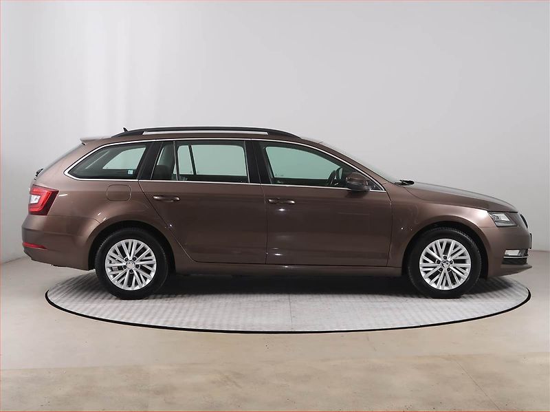 Škoda Octavia (2018) 1.6 TDI, Navi, Tempomat - fotka 6 z 16
