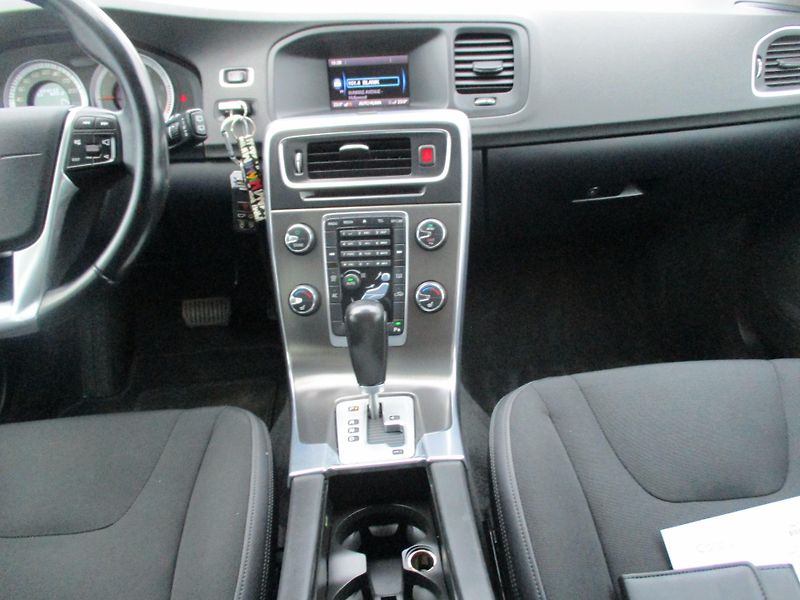 Volvo V60 (2011) combi 2,0 D  servis Volvo - fotka 6 z 13