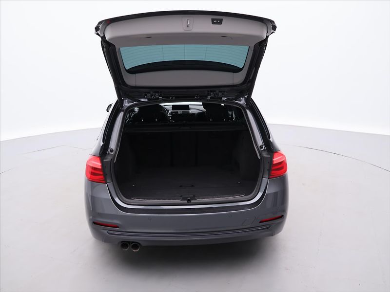 BMW Řada 3 2,0 320d xDrive 140kW Sport - fotka 9 z 29