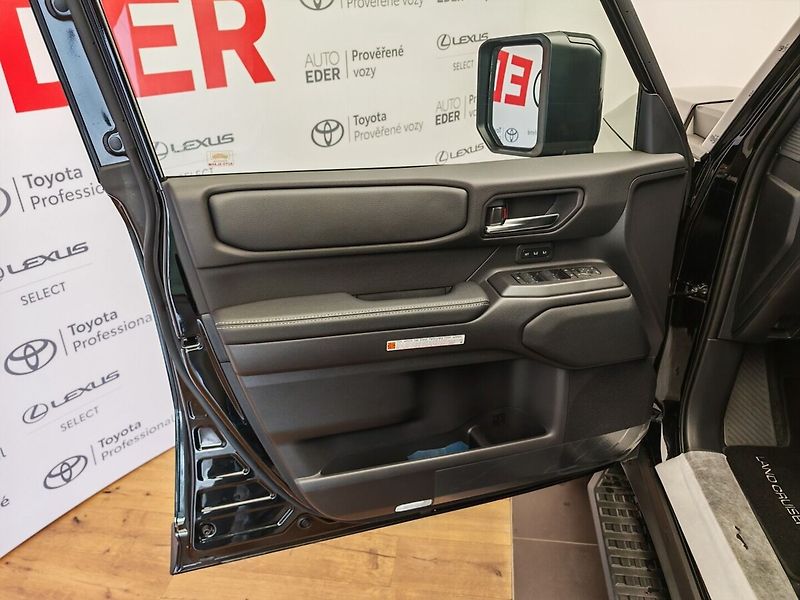Toyota Land Cruiser 2.8L Diesel Executive 4x4 - fotka 22 z 48