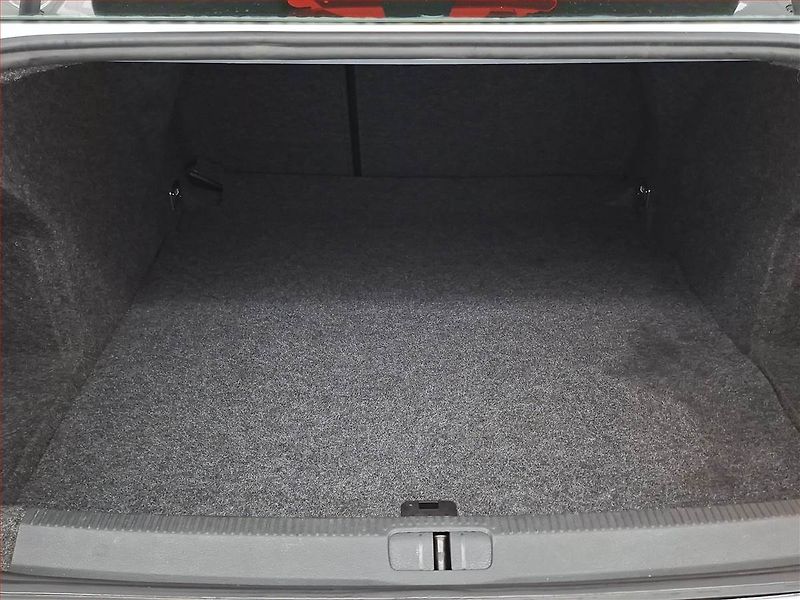 Volkswagen Passat (2008) 1.6, Tempomat, Vyhř. sedaček - fotka 13 z 15