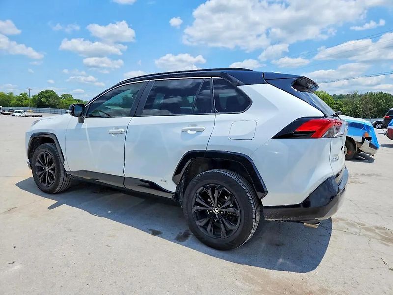 Toyota RAV4 (2024) Auto na cestě - fotka 2 z 13