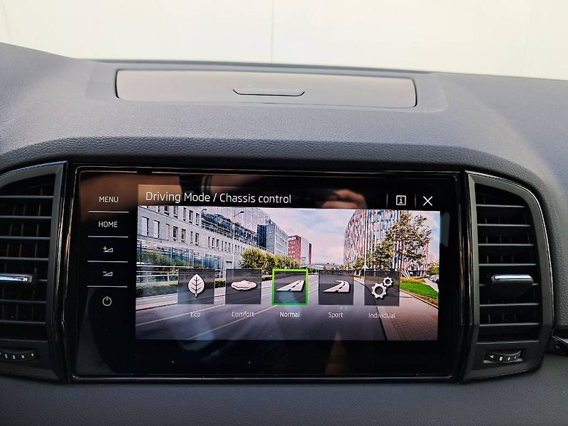 Škoda Karoq (2022) SPORTLINE Exclusive 1.5 TSI / - fotka 10 z 31