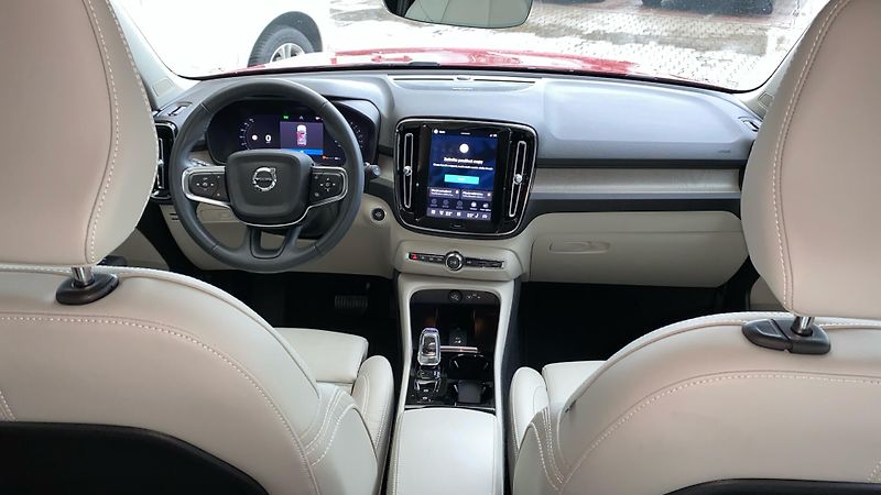 Volvo XC40 PLUS BRIGHT, B4 FWD, 145+10 kW - fotka 12 z 39