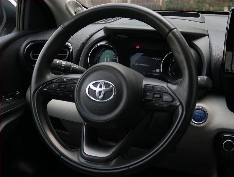 Toyota Yaris (2022) Executive 1.5 VVT-i Hybrid - fotka 18 z 21