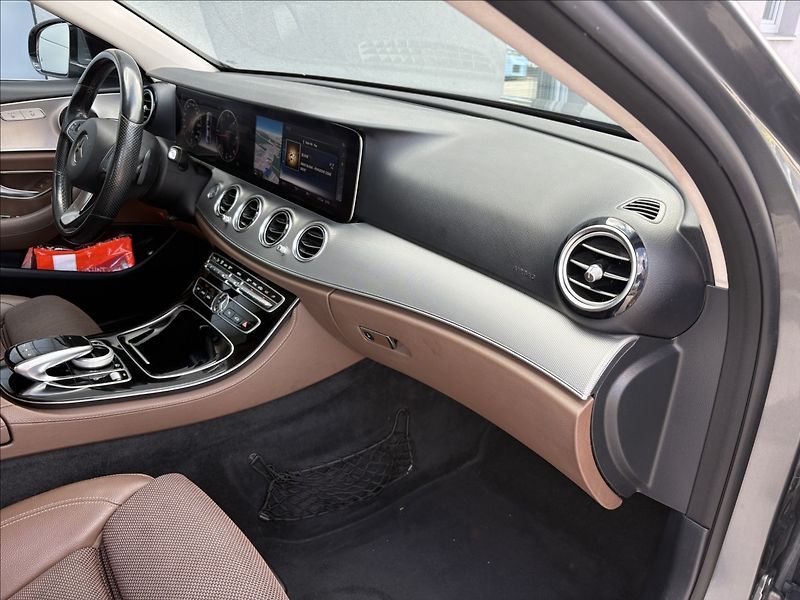 Mercedes-Benz Třídy E 2,0 220 d - fotka 24 z 28
