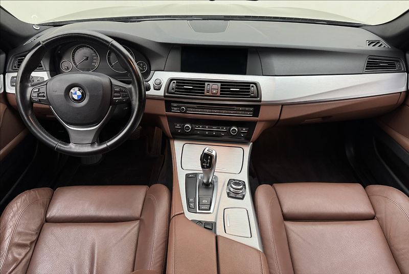 BMW Řada 5 3,0 30d 4X4 DPH LED KŮŽE TAŽNÉ - fotka 7 z 38