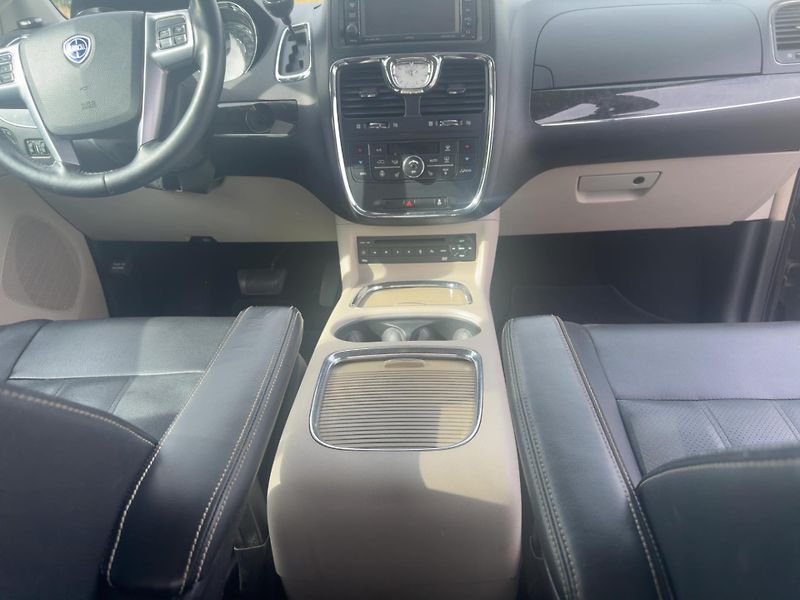 Lancia Voyager (2012)  Town 3,6 DVD Navi 2012 - fotka 12 z 20