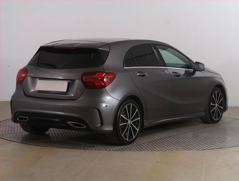 Mercedes-Benz Třídy A (2017) A 180, Kůže, Tempomat - fotka 5 z 17