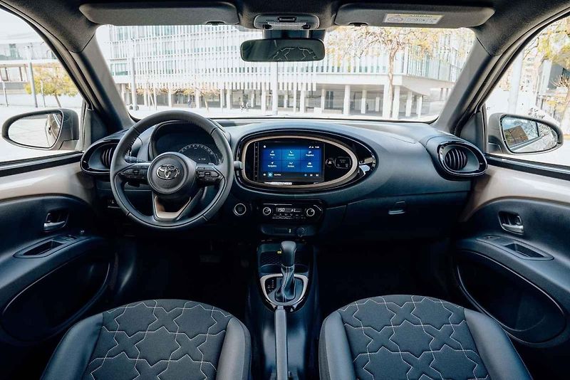 Toyota Aygo X je v ulicích velkoměsta nedostižné.