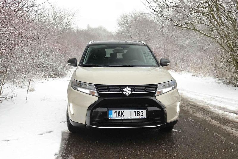 Suzuki Vitara je malé, ale schopné SUV. Prvky ze staré školy budou pro leckoho výhodou.