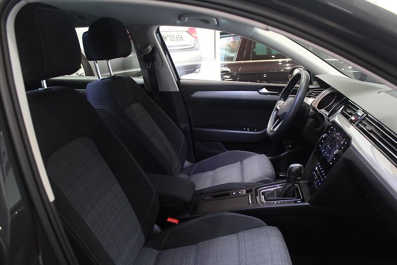 Volkswagen Passat (2021) 2.0TDI DSG Model 2022 - fotka 22 z 35
