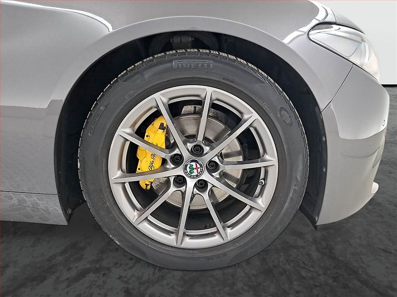 Alfa Romeo Giulia (2017) 2.0 Turbo - fotka 15 z 23