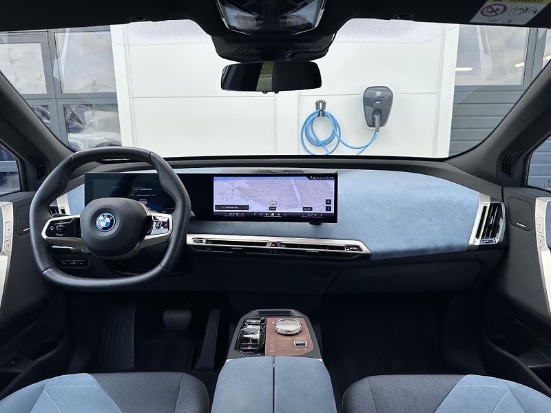 BMW iX xDrive40 Sport Paket - fotka 6 z 33