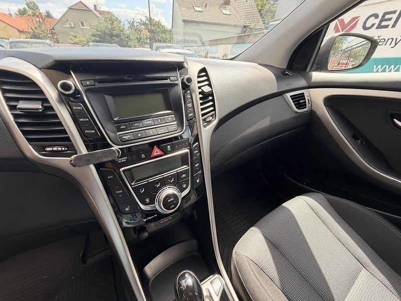 Hyundai i30 (2015) 1.6-NÍZKÁ SPOTŘEBA-AUT-SENZORY - fotka 16 z 28