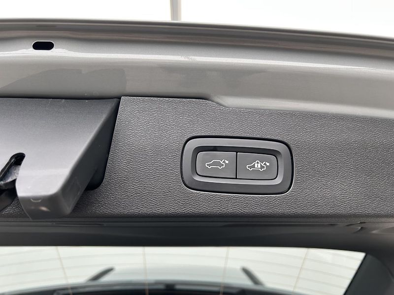 Volvo V60 2.0 B4 Core - fotka 27 z 29