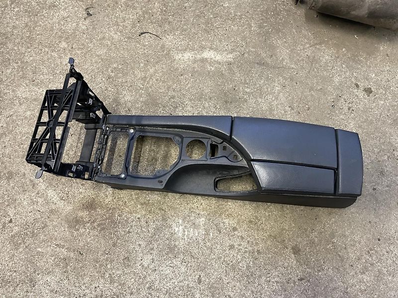 BMW Řada 5 loketní opěrka - fotka 1 z 2
