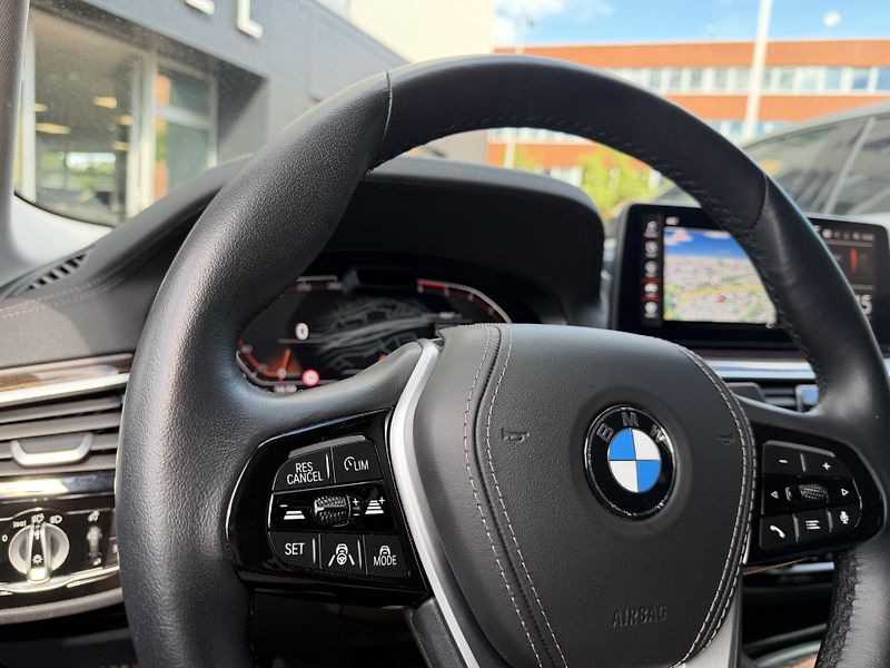 BMW Řada 5 (2023) 530d Touring xDrive - fotka 21 z 44