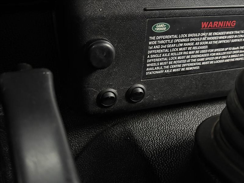 Land Rover Defender 2,5 130 Td5 90kW PO RENOVACI - fotka 20 z 45