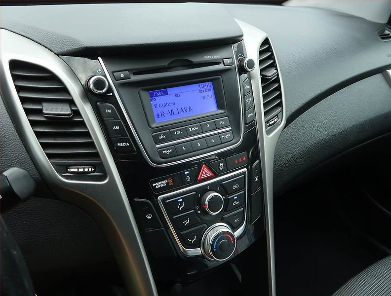 Hyundai i30 (2013) 1.6 MPI, Tempomat - fotka 12 z 15