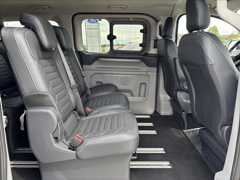 Ford Tourneo Custom 2,0 EcoBlue Titanium 125kW L1 - fotka 14 z 44