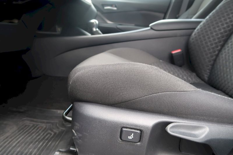 Toyota C-HR (2023) Comfort Business 1,8  Hybrid e - fotka 13 z 27