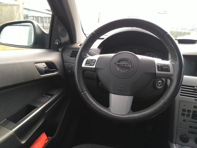 Opel Astra 1,6i /85 kW/ - fotka 8 z 28