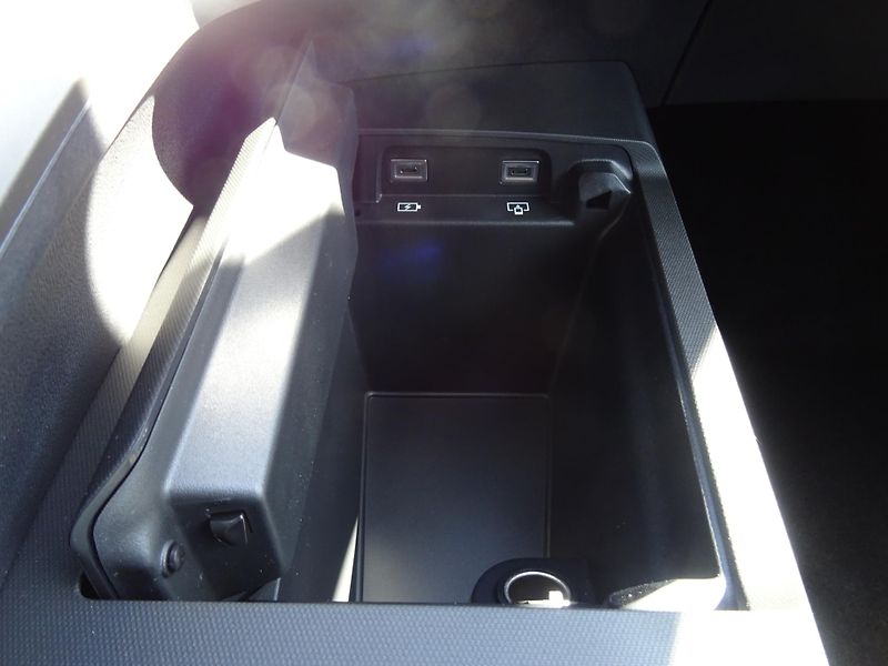 Peugeot 3008 (2026) GT Elektromotor 157kW / 210k - fotka 39 z 51