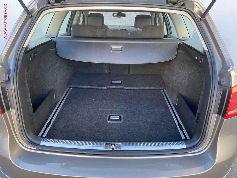 Volkswagen Passat (2011) 2.0TDi, 1.maj, Navi, park - fotka 7 z 21