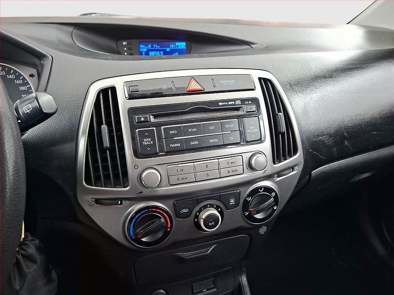 Hyundai i20 (2012) 1.2, plně pojízdný - fotka 12 z 13