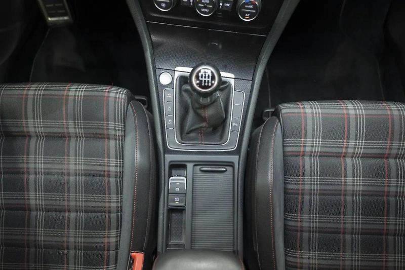 Volkswagen Golf GTI Performance 2.0 169 kW - fotka 20 z 36