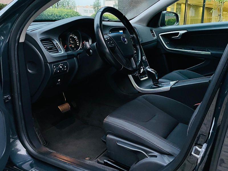 Volvo V60 2.0D3 5V AUT VÝHŘEV SERVISKA - fotka 29 z 47
