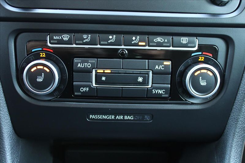 Volkswagen Golf 2,0 TDI  TAŽNÉ,SERVIS,MATCH - fotka 13 z 38