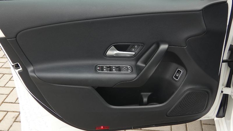 Mercedes-Benz Třídy A 180d - fotka 8 z 22