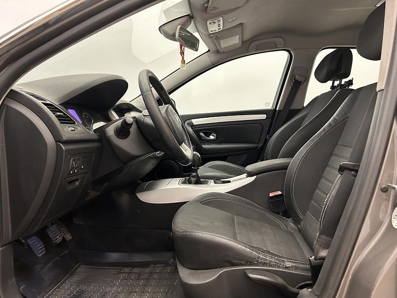 Renault Laguna 1.5 DCI Expression - fotka 17 z 25