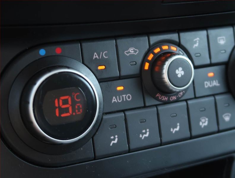 Nissan Qashqai (2013) 2.0, Automat, ČR,1.maj - fotka 18 z 21