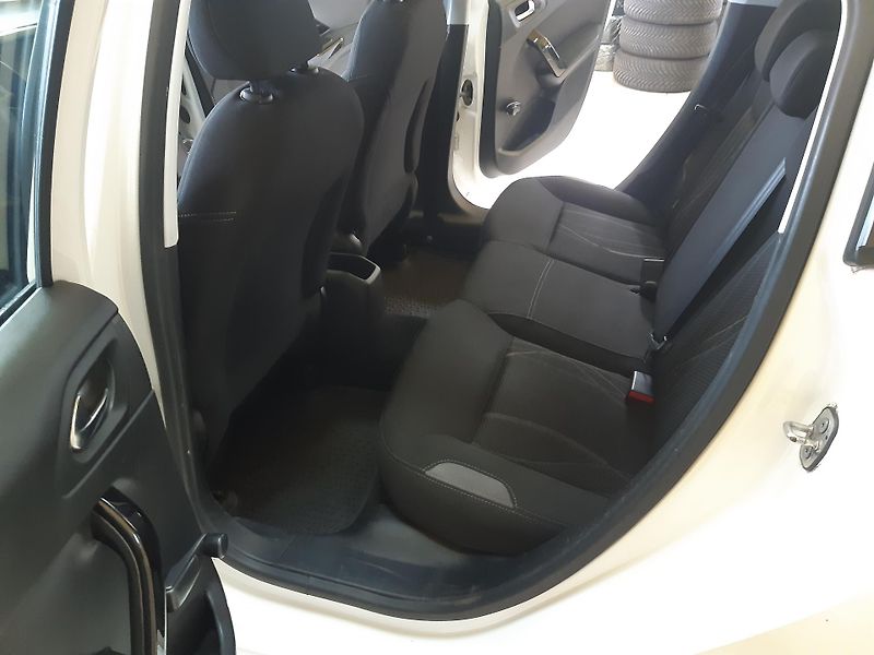 Peugeot 208 1.2 i KLIMA koup. ČR - fotka 20 z 27