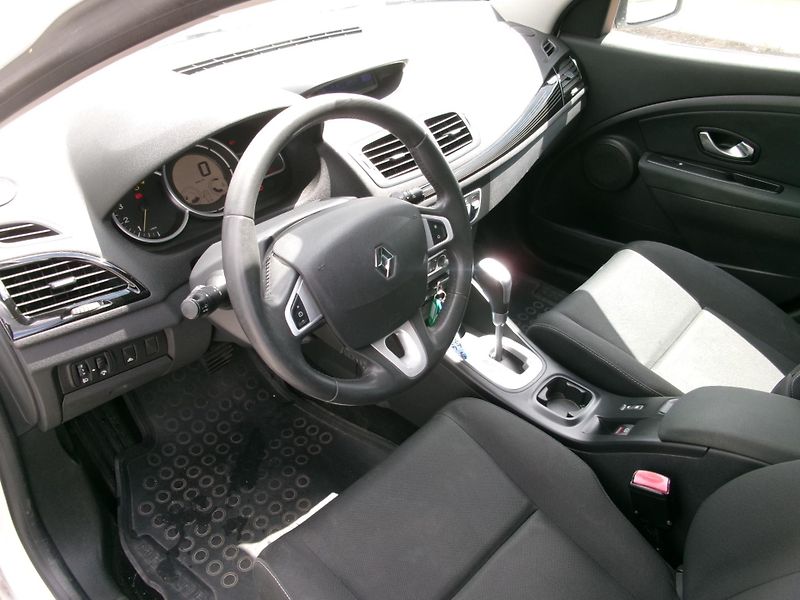 Renault Mégane (2011) 1,5dCi AUT AC BT TEMP TAŽNÉ - fotka 8 z 26