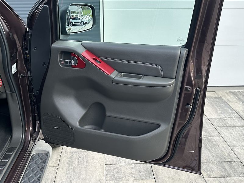 Nissan Pathfinder 3,0 DCI 231PS  LE Executive 4x - fotka 19 z 55