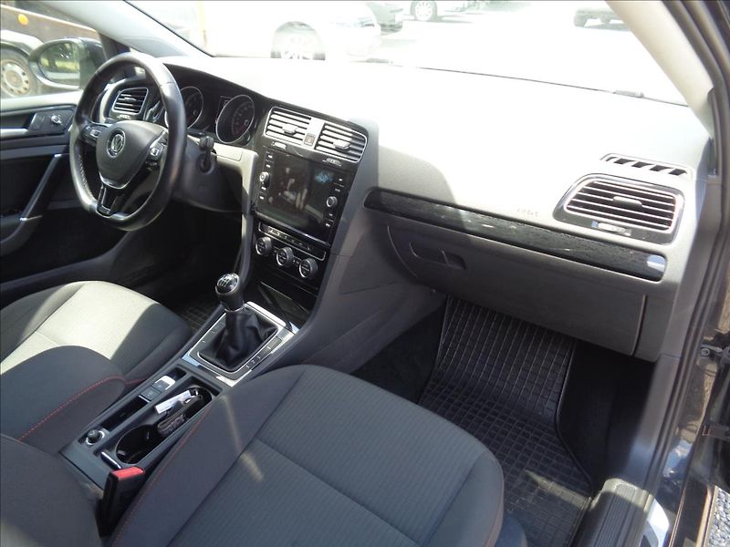 Volkswagen Golf (2018) 1,4 tsi - fotka 15 z 17