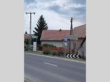 Ulice v městě Mogoród se směrovkou k Hungaroringu.