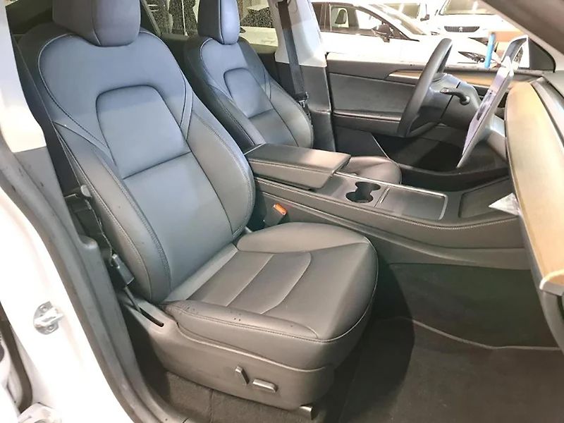 Tesla Model Y (2022) Long Range Dual Motor 4×4  - fotka 3 z 5