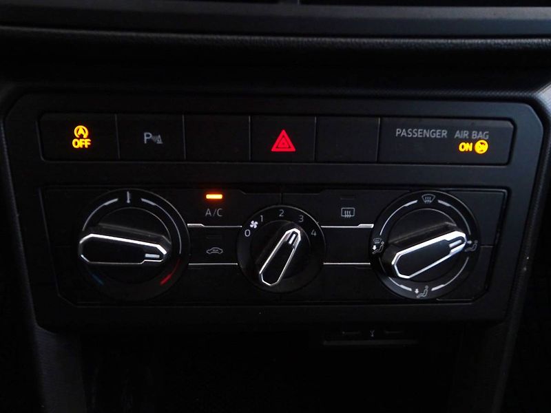 Volkswagen T-Cross (2021) 1,0TSi /70kW Bassis - fotka 12 z 26