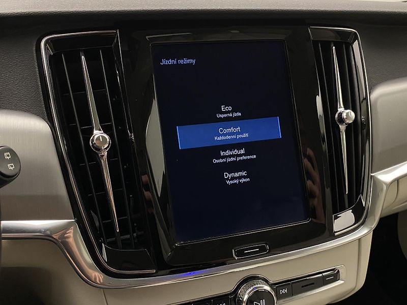 Volvo V90 D4 MOMENTUM AUT - fotka 45 z 48