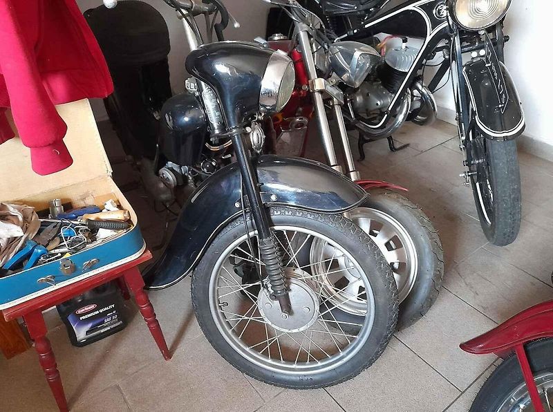 Nadšenec pro motoristické veterány Jindřích Kabourek u pýchy své sbírky, policejní Jawy 354, přezdívané nanuk.