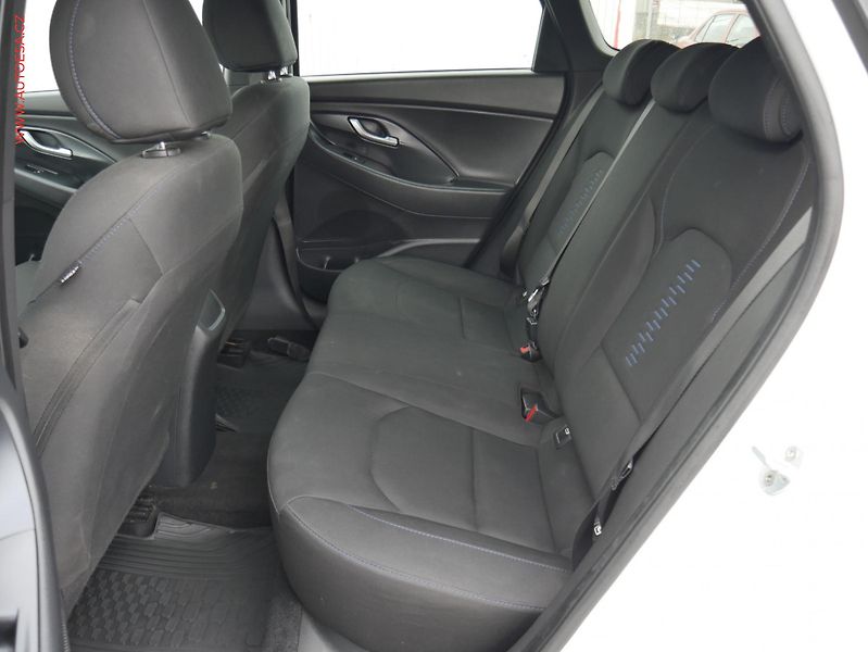 Hyundai i30 (2018) 1.4T-GDi, 2.maj,ČR, AC, park - fotka 10 z 21